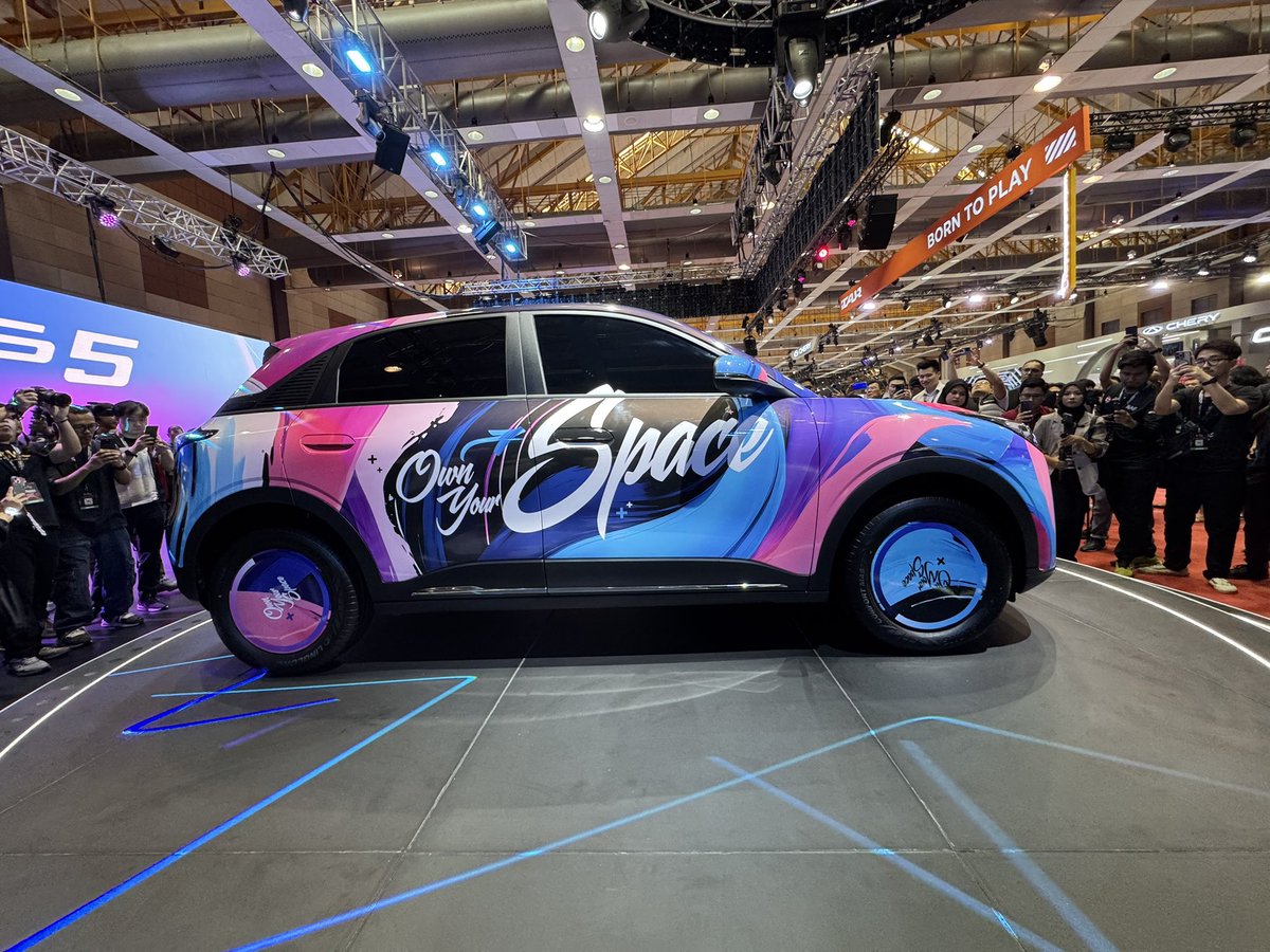 voxtapose's tweet image. Proton e.MAS 5 muncul kat Malaysia Autoshow 2025! 🔋 Dua pilihan bateri, jarak sampai 410km, cas 30-80% dalam 21 minit je. Dijangka bawah RM100k — sesuai untuk yang nak try EV tanpa koyak poket! ⚡🇲🇾 #ProtonEMAS5 #EV #Autoshow2025 #voxtapose 

📷 soyacincau