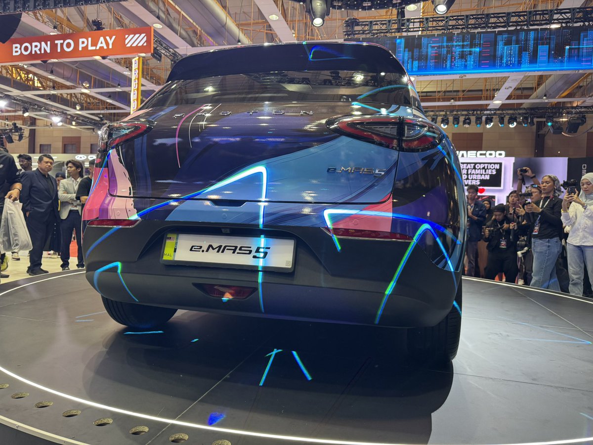 voxtapose's tweet image. Proton e.MAS 5 muncul kat Malaysia Autoshow 2025! 🔋 Dua pilihan bateri, jarak sampai 410km, cas 30-80% dalam 21 minit je. Dijangka bawah RM100k — sesuai untuk yang nak try EV tanpa koyak poket! ⚡🇲🇾 #ProtonEMAS5 #EV #Autoshow2025 #voxtapose 

📷 soyacincau