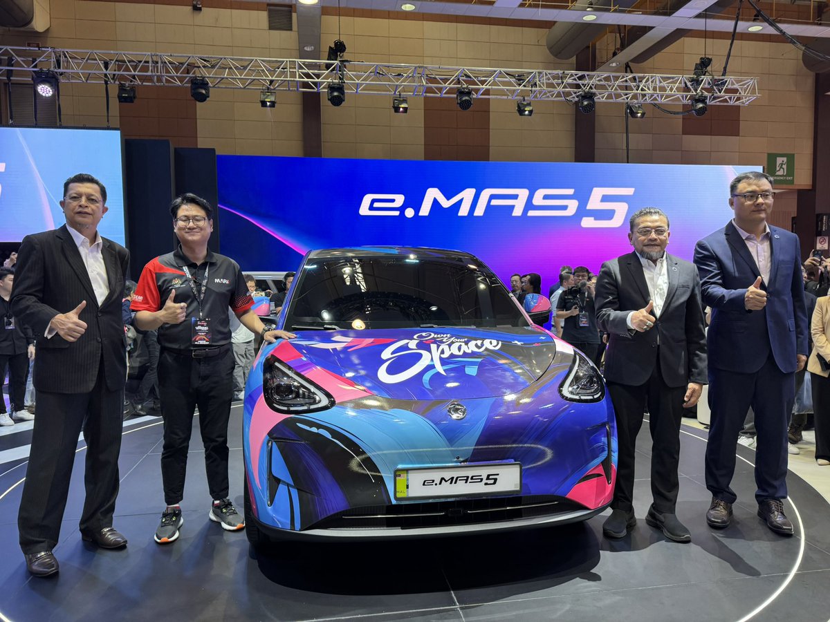 voxtapose's tweet image. Proton e.MAS 5 muncul kat Malaysia Autoshow 2025! 🔋 Dua pilihan bateri, jarak sampai 410km, cas 30-80% dalam 21 minit je. Dijangka bawah RM100k — sesuai untuk yang nak try EV tanpa koyak poket! ⚡🇲🇾 #ProtonEMAS5 #EV #Autoshow2025 #voxtapose 

📷 soyacincau