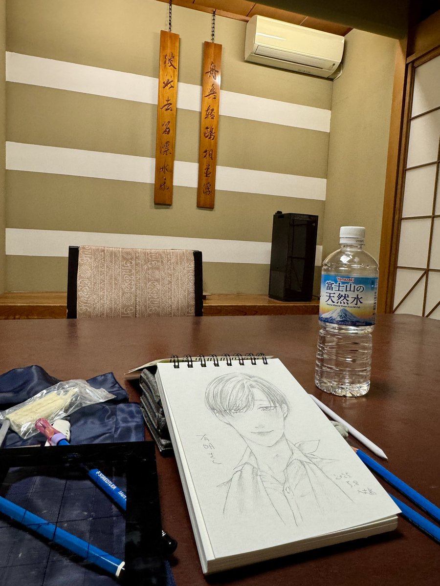 宿泊施設
この景色、青海さん√最終シーンで見たばかりなのでドキドキしますね
大穢既PLが宿泊施設でやること(風鈴を吊るす、室内に土足で踏み入る、電話を破壊する)は沢山ありますが、私は大崎さんがやっていた「参列者の人相書を描く」を行いました
有明さんに1時間半、新橋さんに13分かかりました 