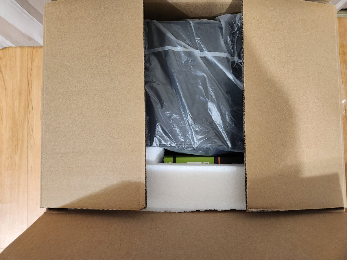 《抽電腦》

三萬出頭 AMD的遊戲主機推薦！
這一台效能更強一些  而且划算
特價33500 含稅

另外這個抽獎有個小故事
是這樣的   
3月的時候  
有個客人貼換了一台電腦給我

我就這樣給他放了2個月
直到我又收了一台規格一樣的才發現有這台存在

那我就賣一台 抽一台吧

I5-9600K
Z390
16G
RTX2080