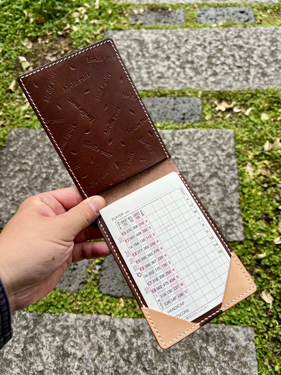 maaaa888899M's tweet photo. ⛳️手作りしたゴルフ革製品、販売中⛳️

栃木レザーは丈夫で長持ちし、使い込むほどに革本来の味わいと艶が増す「エイジング」を楽しめます！

使い込むごとに色が深まり、艶が増すため、「革を育てる」楽しみがある革です。

ネットショップ覗いてみてください😁

https://t.co/mPW19M6yse https://t.co/Ed7s9BE7BD