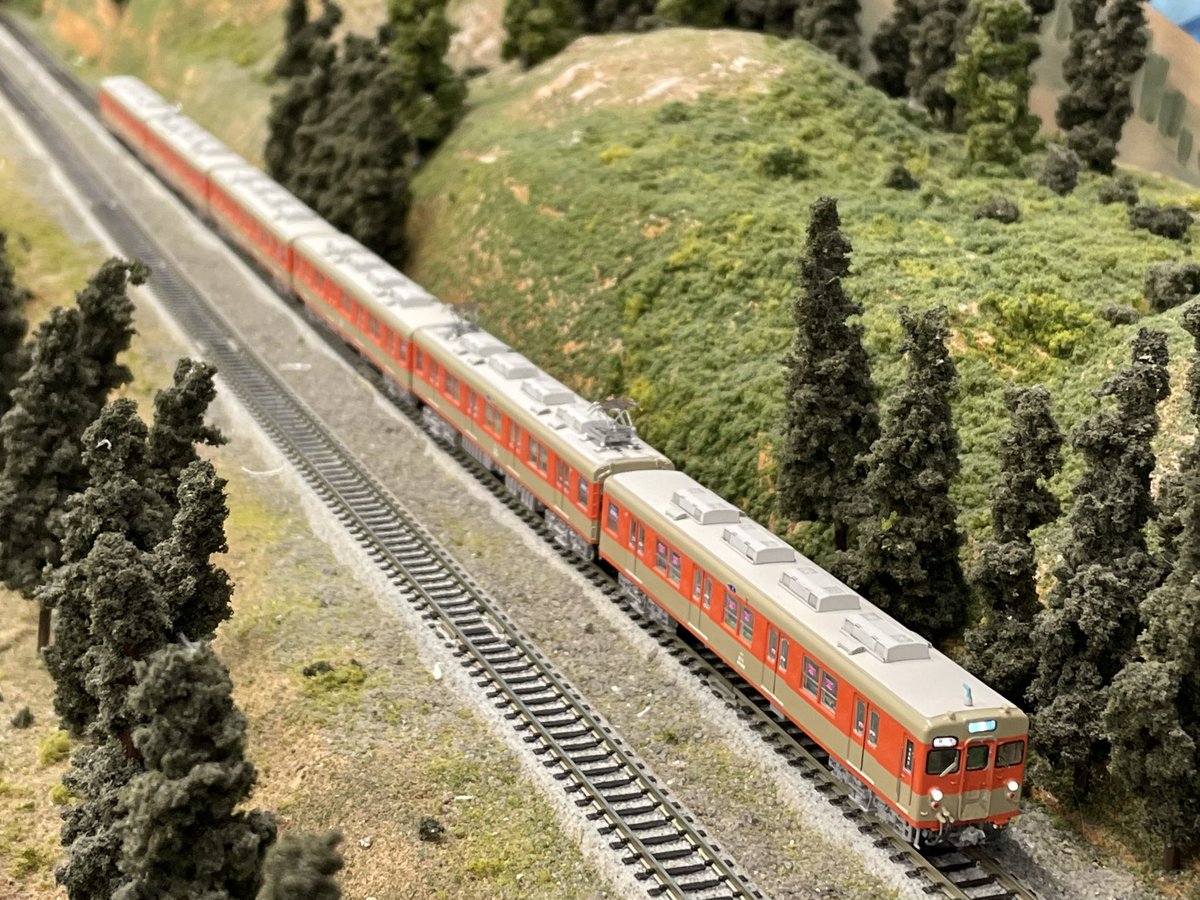 mst_9997g's tweet photo. Nゲージ東武鉄道8000系8111編成完成しました！
鉄コレ車体に、KATO製の台車、屋根上機器、武蔵模型工房他3Dパーツ製床下機器、イズムワークス製のライトユニット、赤熊工房製室内灯、世田谷車両センター製インレタ、その他エッチングパーツを使い、2023年の復活時の姿で製作致しました！ https://t.co/xr6S56tlfi