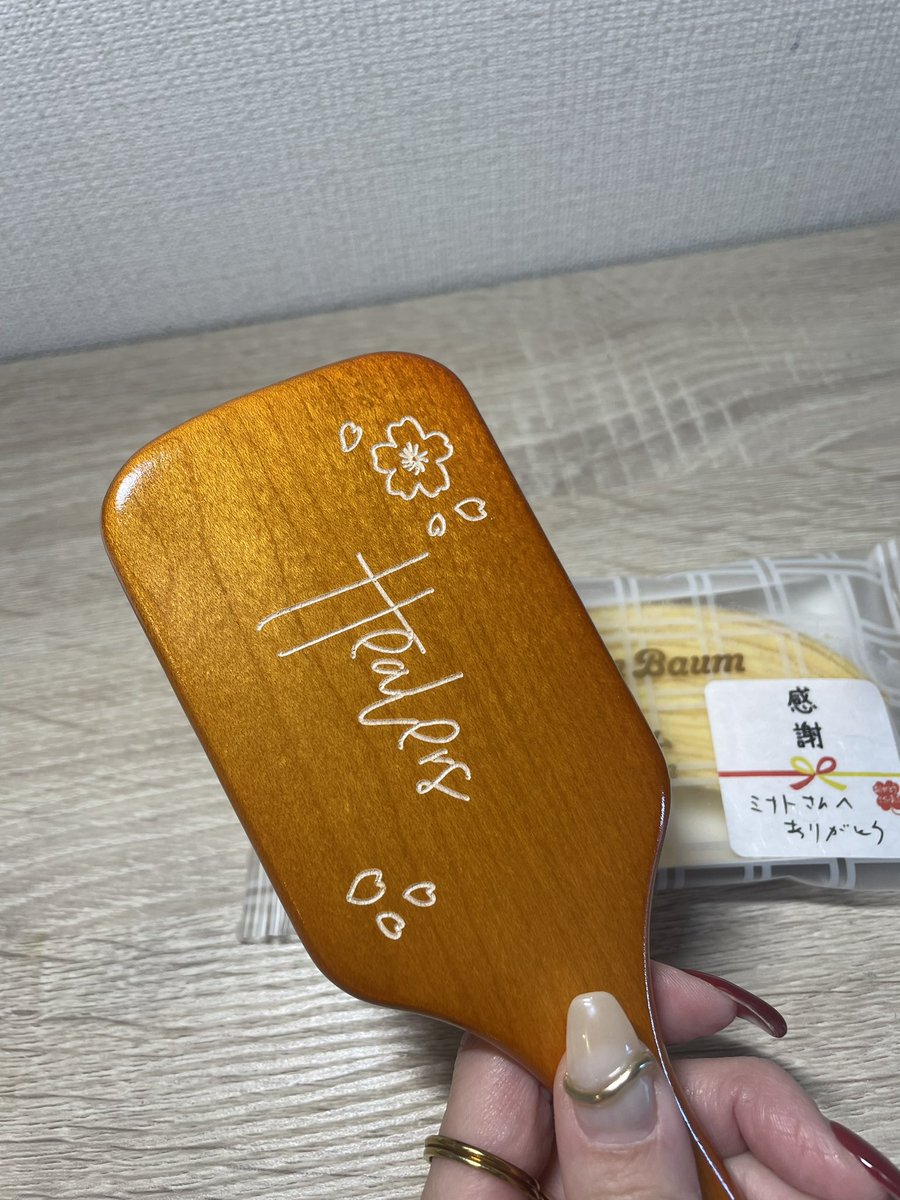 minatocounselor's tweet photo. 半年間のココロノオフィスお弟子さんを対象とした、ヒーラーズスクール、無事修了式を迎えました😊

講師のジュンコさん@jun69junkoとともに
アシスタントとして関われて
とても豊かな経験をさせていただきました。

このヒーラーズスクールでは
ヒーリング（癒し）、と言うものを
『お互いの、誰しもがもともと持つ力を活用しているもので皆無意識にやっていたりするもの』と捉え
世の中に多岐に渡る
様々な手技を学ぶ以上に
より地に足のついた
ヒーリング（癒し）が常に起こせる再現性のある【土台】
を作ることに注力した
他に類を見ない（ミナト調べ）ヒーラー養成の場となったと思います。

再現性のある土台、
そのあり方を実行するだけで
何かを実施する以前に
すでにヒーリングが成立している
という状態をつくれるよう
様々な経験を積んできています。

また、この学びの中心には、
参加者全員がその癒しの才能を使いながら進む仕組みがありました。

投影を取り戻し愛でつながり
みんながみんなそれぞれのプロセスが進むことを祈り
与える立場であり続ける。

だからこそ
この場が
とても居心地が良く
でもみんなが成長していける
成熟性を持つ場となったと思います。

これが日常でできれば
この先
どこでだって
誰とだって
未来永劫愛でつながれる関係性が築けるということです。

ここでの関係性と学びが、
クライアント様、家族やパートナーに対して、
同様に幸せやプロセスの進行を願う形で貢献し続ける在り方であれるよう
引き続きこの学びを深めていただけることと思います。

私たち一人一人が幸せで
その上で周りの人たちが幸せである
そんなシンプルな在り方を手に入れたみなさんが

この先さらにそのプロセスを加速されていきますように😊

本当にありがとうございました
＼(^o^)／