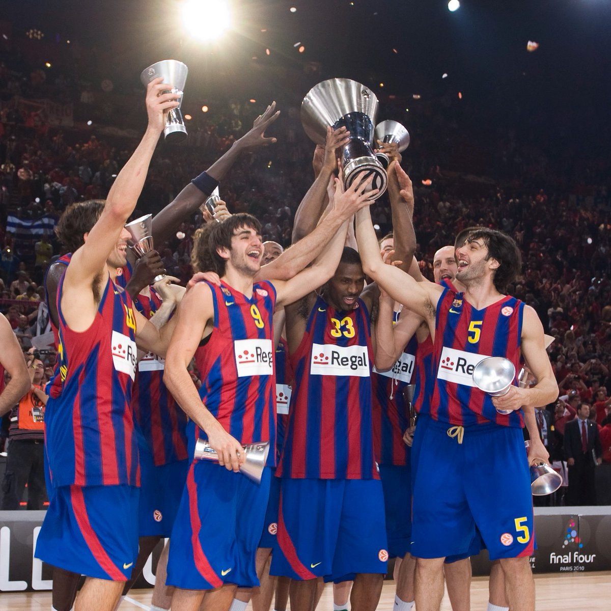 FCBbasket's tweet photo. Avui es compleixen 15 anys de l'Eurolliga de París... 💙❤🏆 https://t.co/pP2TQVLbPh