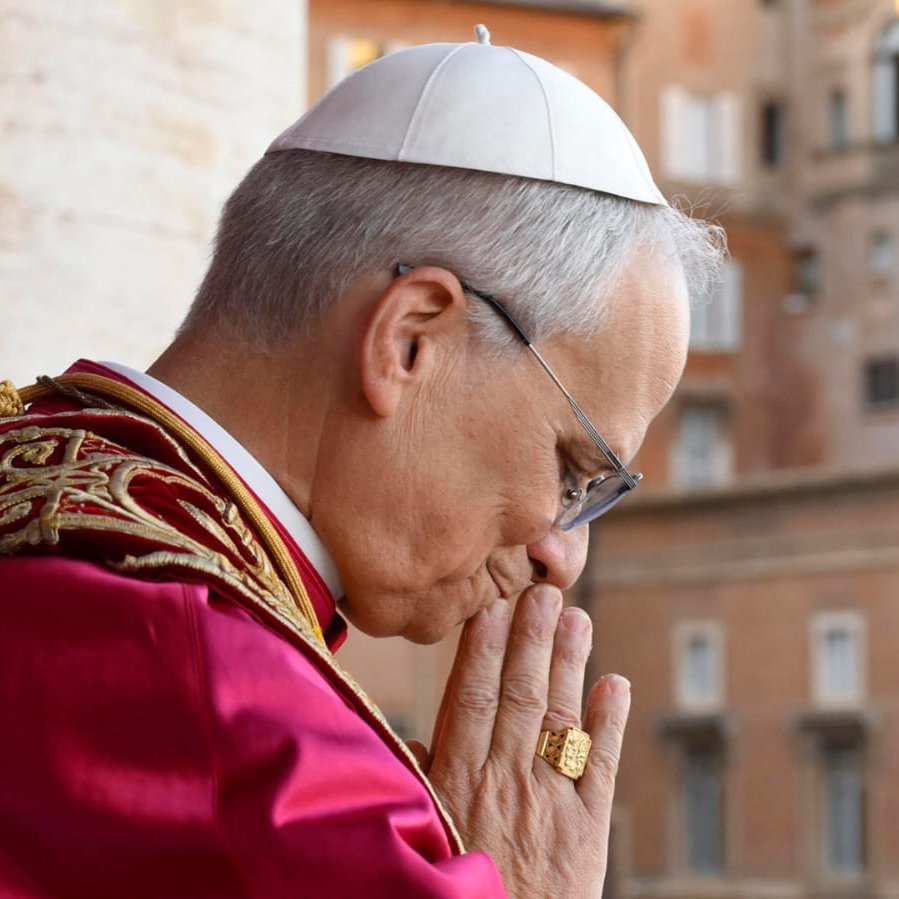 BlandonJose's tweet image. Un papa nacido en Estados Unidos, hijo de inmigrantes, naturalizado peruano. Reflejo del mundo que somos, cada vez más interconectado e interdependiente. Una interesante apuesta de la Iglesia Católica, a mi entender, por continuar con el mensaje del papa Francisco de "construir…