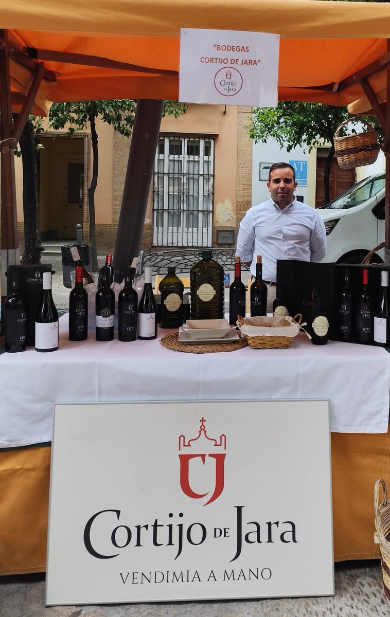 Hoy estamos en la Feria Agroalimentaria “Saborea el Campo”, organizada por Asaja-Cádiz.
¡Ven a visitarnos y descubre lo mejor de nuestra tierra! Prueba nuestros vinos Cortijo de Jara y nuestro exquisito Aceite de Oliva Virgen Extra de Arbequina Premium.
¡No te lo pierdas! 🍷🌿💚