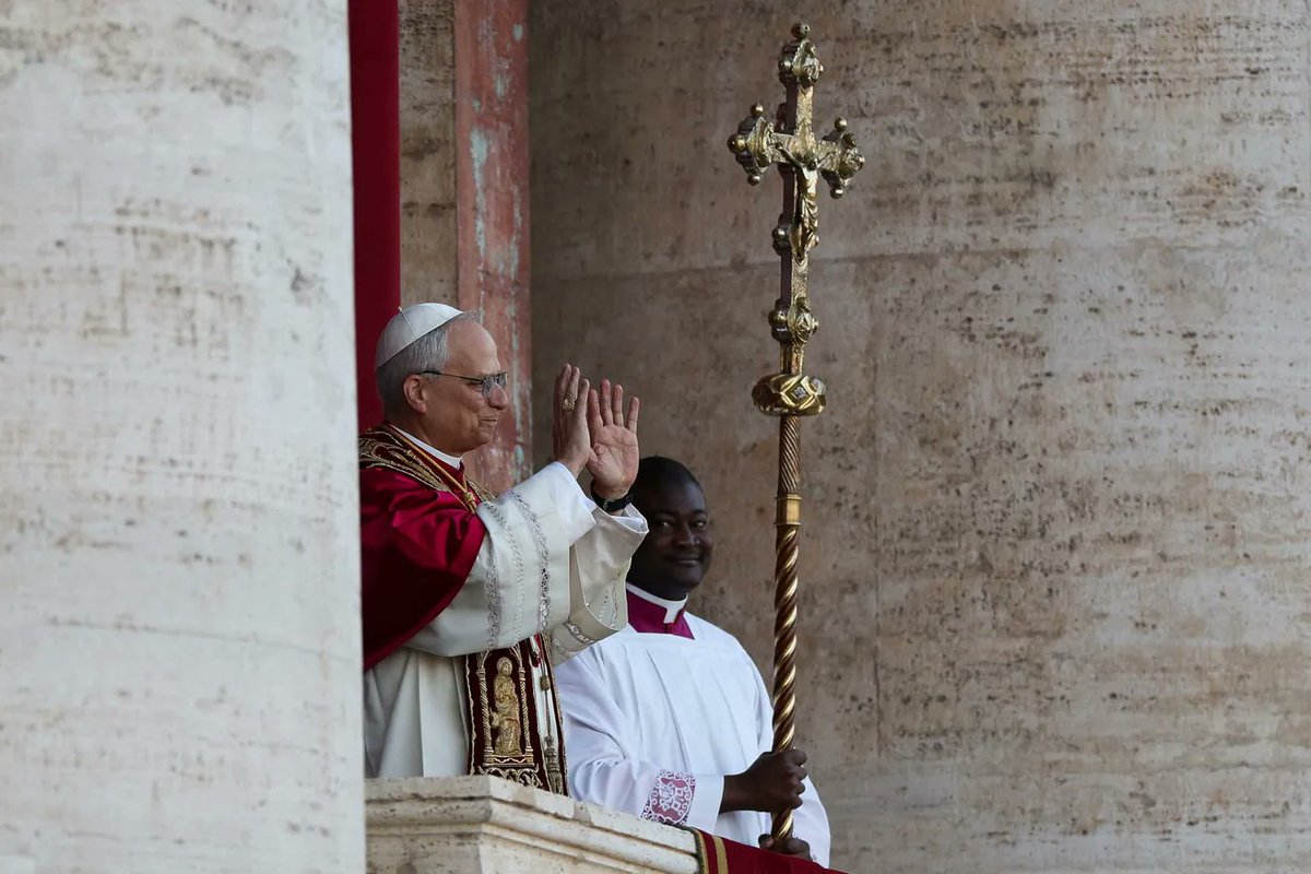 ℣. Oremus pro Pontifice nostro Leone

℟. Dominus conservet eum, et vivificet eum, et beatum faciat eum in terra, et non tradat eum in animam inimicorum eius.

℣. Tu es Petrus,

℟. Et super hanc petram ædificabo Ecclesiam meam.