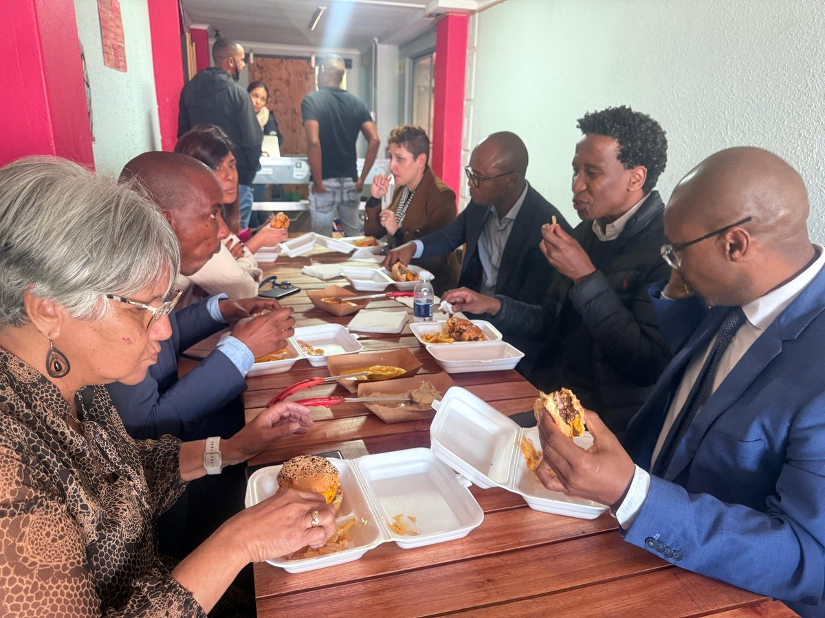 ricardomackenzi's tweet photo. Today with @SollyMalatsi we bit into one of Mitchells Plain’s finest, a juicy Hood Kitchen burger!
Support local flavour, support small businesses.
#VisitMitchellsPlain | @instagram thehoodkitchen_mp | Anwar: 084 381 2511 https://t.co/fgeIzHbqx5