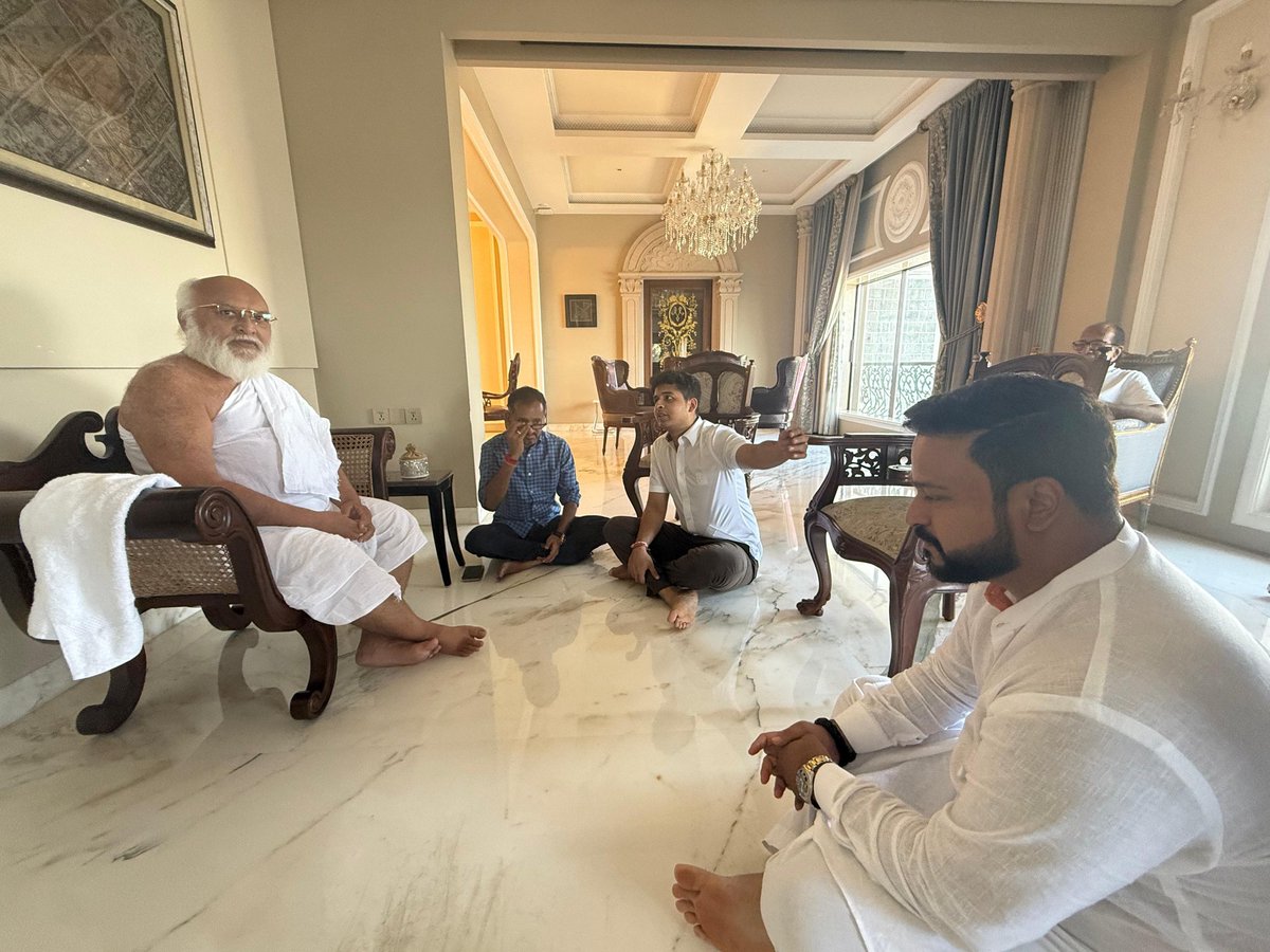 TajinderTiwana's tweet photo. Took the divine blessings of Acharya Shri Chandranansagar Ji Maharaj of Nakoda Darshan Jain Dham Trust, at the residence of BJYM Mumbai Student Cell Convener Shri @ChokseySujay Ji, along with BJYM Mumbai General Secretary Shri @Deepaksingh0240 Ji. https://t.co/nhDNp9kHxu