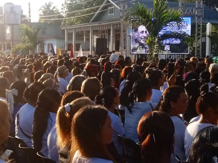 "La flor más autóctona de la Revolución".  
Ejemplo inmortal que nos enseñó los más nobles sentimientos de amor a nuestro querido pueblo, y la lealtad infinita a su dirección histórica. 
#CeliaVive #Cuba #MujeresEnRevolución #FidelPorSiempre #YoSigoAMiPresidente