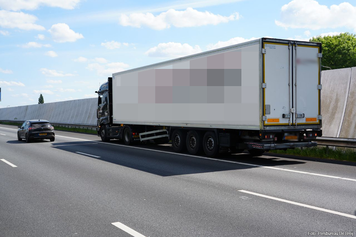 Vrachtwagenchauffeur aangehouden na aanrijding op A28