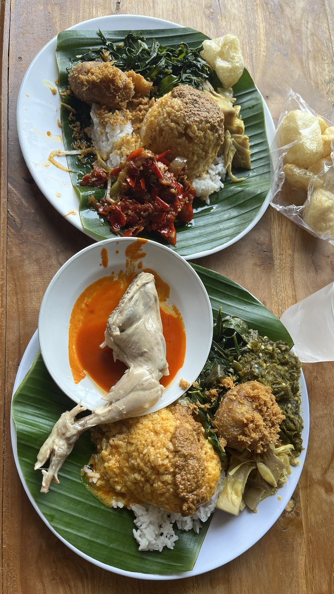 urelynaa's tweet photo. 3. Nasi Kapau Padangju (9/10)
IH ENAK BGT SUMPAH GAPEDULI DIBILANG RASANYA GAK OTENTIK KEK KALO ENAK UNTUKKU YA ENAK🤷🏻‍♀️ minus keasinan. Ayam popnya saos merahnya itu manis masa huf tp overall enak gurih btw rendangnya juga enak dagingnya lembut. PERKEDELNYA SIH GENDUTT ENAK https://t.co/DsBg5JuSIh