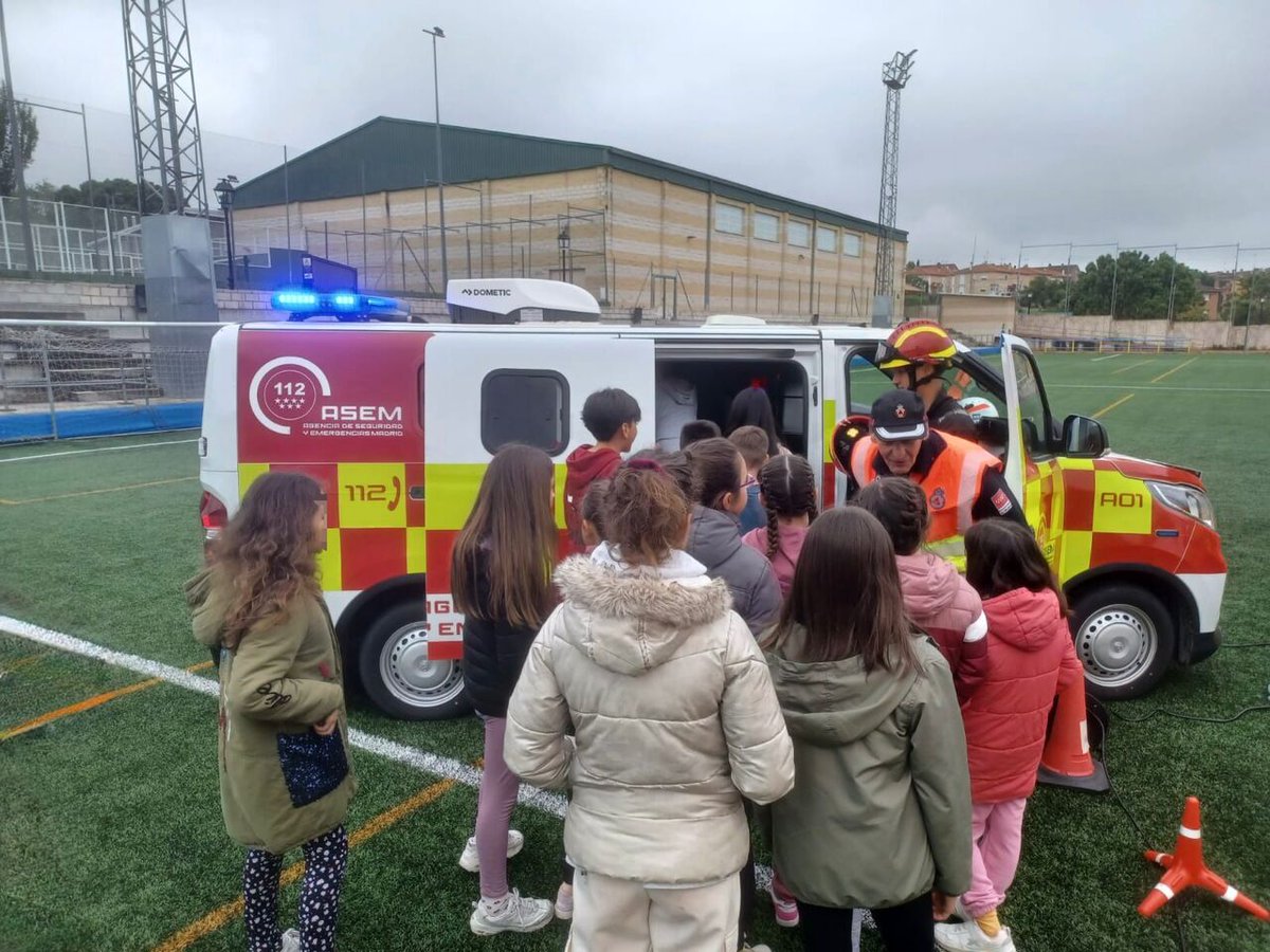 🧒 🚔 🦺 Hoy el #ERIVE participa en una exposición de vehículos de emergencias en #Pedrezuela dirigida a los niños de los colegios del municipio.

🚨 Se celebra en el campo de fútbol municipal, en el marco de las jornadas de acercamiento a los servicios de emergencias.

#ASEM112