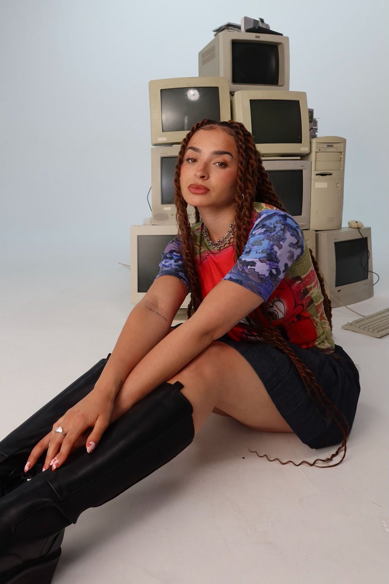 .<a href="/EllaEyre/">ella eyre</a> shares a digital detox hymn - with help from <a href="/JayPrince/">Jay Prince</a> 

'High On The Internet' is out now...

clashmusic.com/news/ella-eyre…