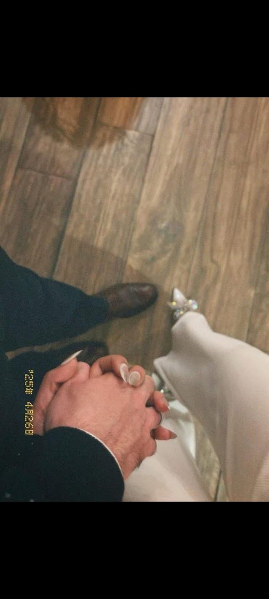 وكأن وجودك يعيد ترتيب الفوضي داخلي ،،وكأن العالم يصبح اخف حين اراكي..🤍👫