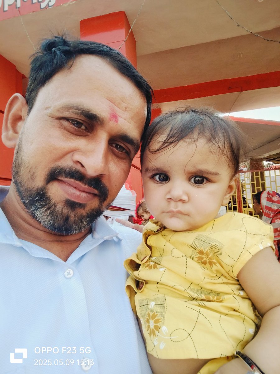 बे-वक़्त अगर जाऊँगा सब चौंक पड़ेंगे
इक उम्र हुई दिन में कभी घर नहीं देखा

-शुभ संध्या मित्रों 
Good evening X family