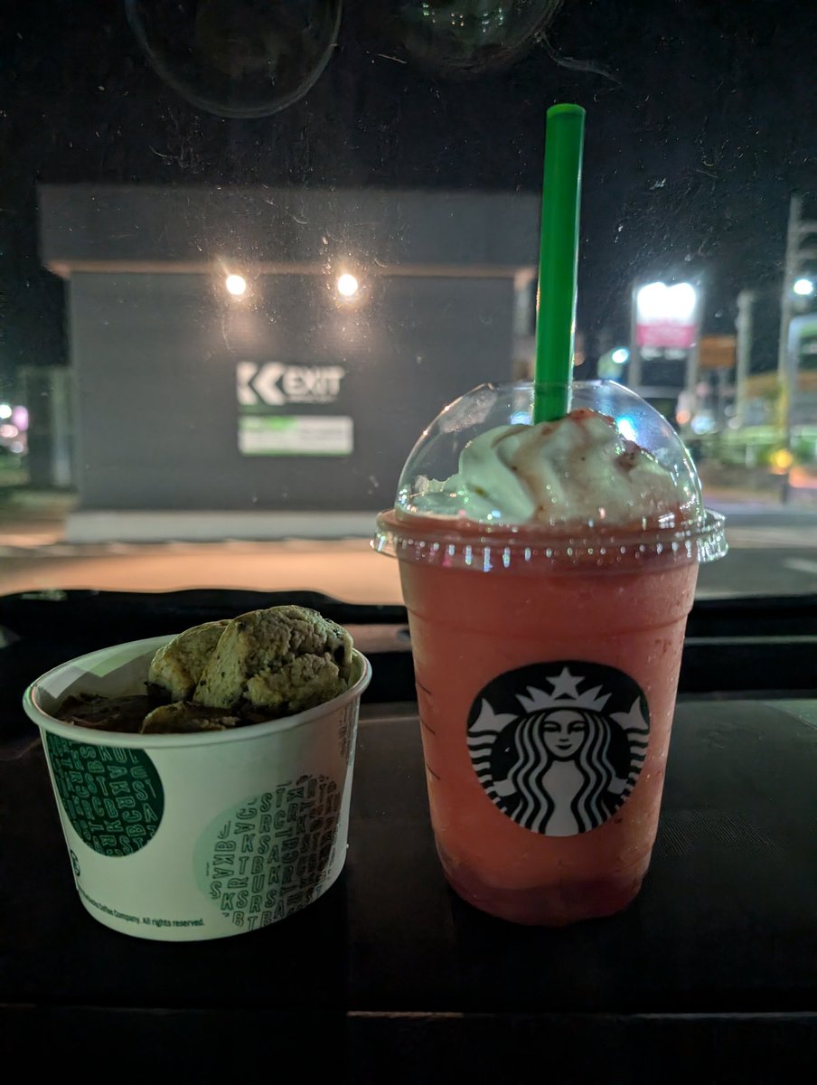 夜のスタバへ☕️✨
いちごフラペチーノスペシャル🍓👑
美味しい♡
#スタバ #一関市