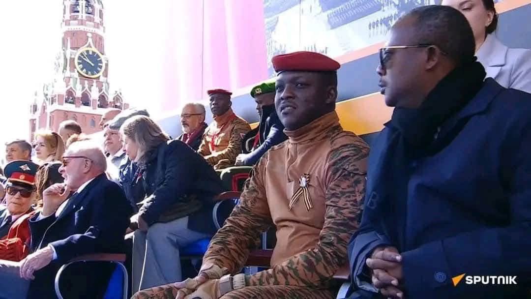 MaliTransition's tweet image. Le Président du #Faso 🇧🇫 , le Capitaine Ibrahim TRAORE assiste au défilé militaire à l'occasion de la journée de la VICTOIRE en Russie 🇷🇺 . 
📷 Sputnik