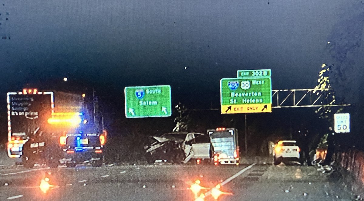 sbbagby's tweet image. I-5 SB slow approaching I-405 Fremont Bridge. 2 crashes in the area- please proceed with caution. @KATUNews #pdxtraffic #LiveOnK2
