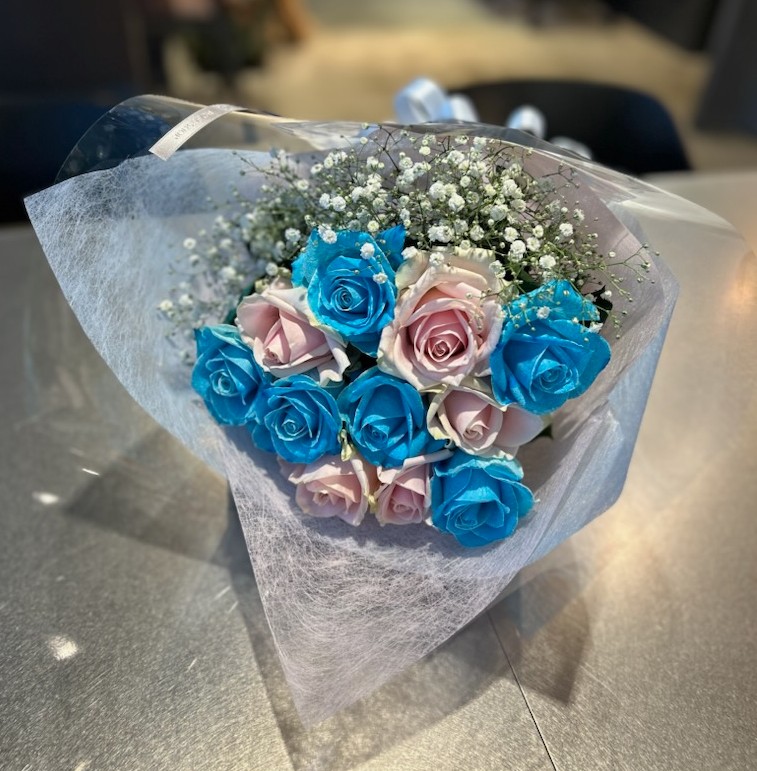 478a2B3's tweet image. 大阪のりっちゃんへのお花

りっちゃんが好きなカラーで仕上げてもらった薔薇の花束🩵🩷🌹

ばなちゃんの愛に、
あなたはついてこれるかい😌🔥

これからも
「りっちゃん！大好きやで！！」

#ゆめみた3rdLIVE_大阪
＃りっちゃん大好きやで