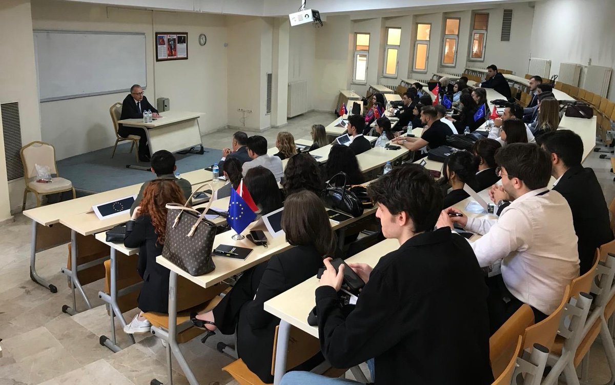 .<a href="/hacibayramedutr/">Ankara Hacı Bayram Veli Üniversitesi</a> Avrupa Çalışmaları Uygulama ve Araştırma Merkezi tarafından gerçekleştirilen Avrupa Parlamentosu Simülasyonu Açılış Seremonisinde <a href="/ABBaskanligi/">T.C. Dışişleri Bakanlığı Avrupa Birliği Başkanlığı</a> AB ile İlişkiler Genel Müdür Yrd Murat Şen 🇹🇷🇪🇺 ilişkilerini çeşitli boyutlarıyla ele aldı. #ABİS #9MayısAvrupaGünü
