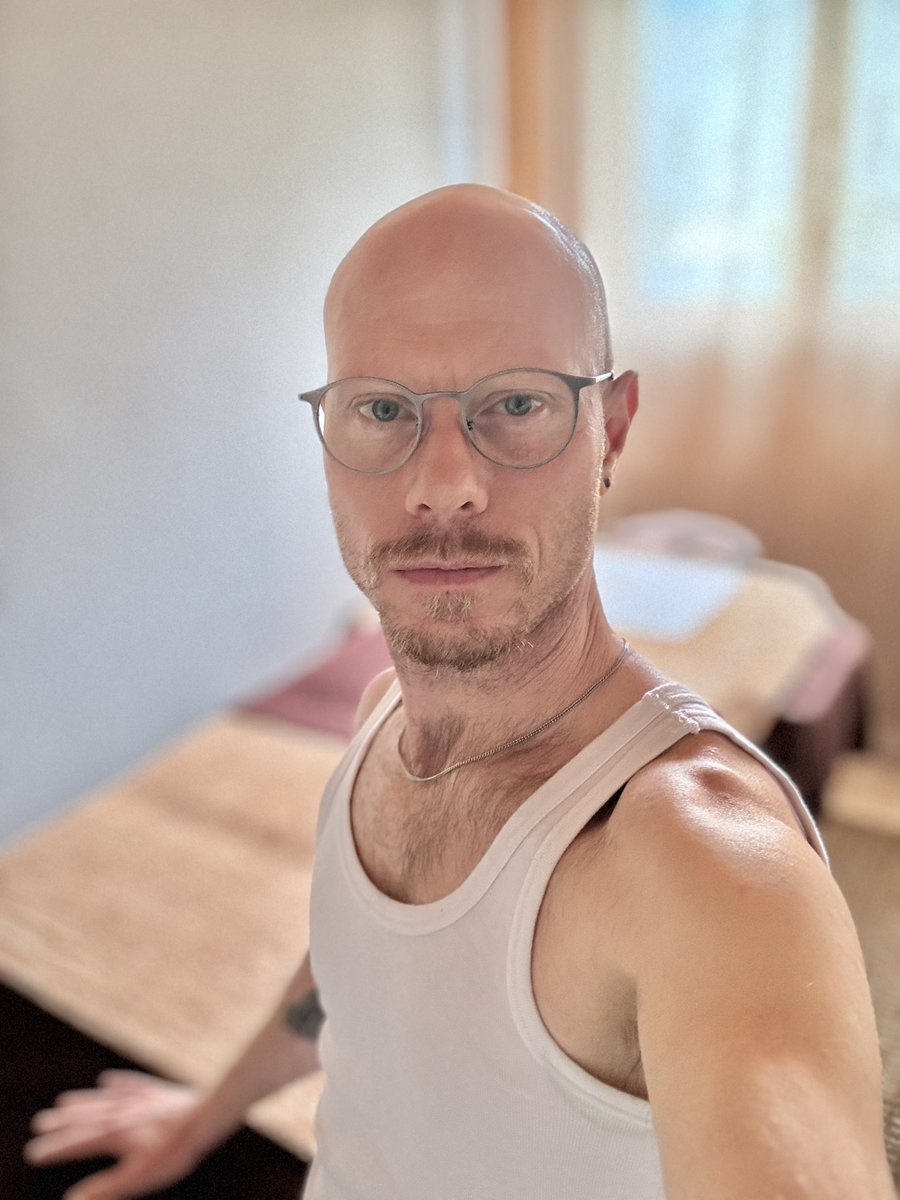 Es gibt noch einige freie Termine im Mai und Juni 🤗 
Besuche meine homepage und buche direkt über Whatsapp dein Wohlfühl-Moment ✨