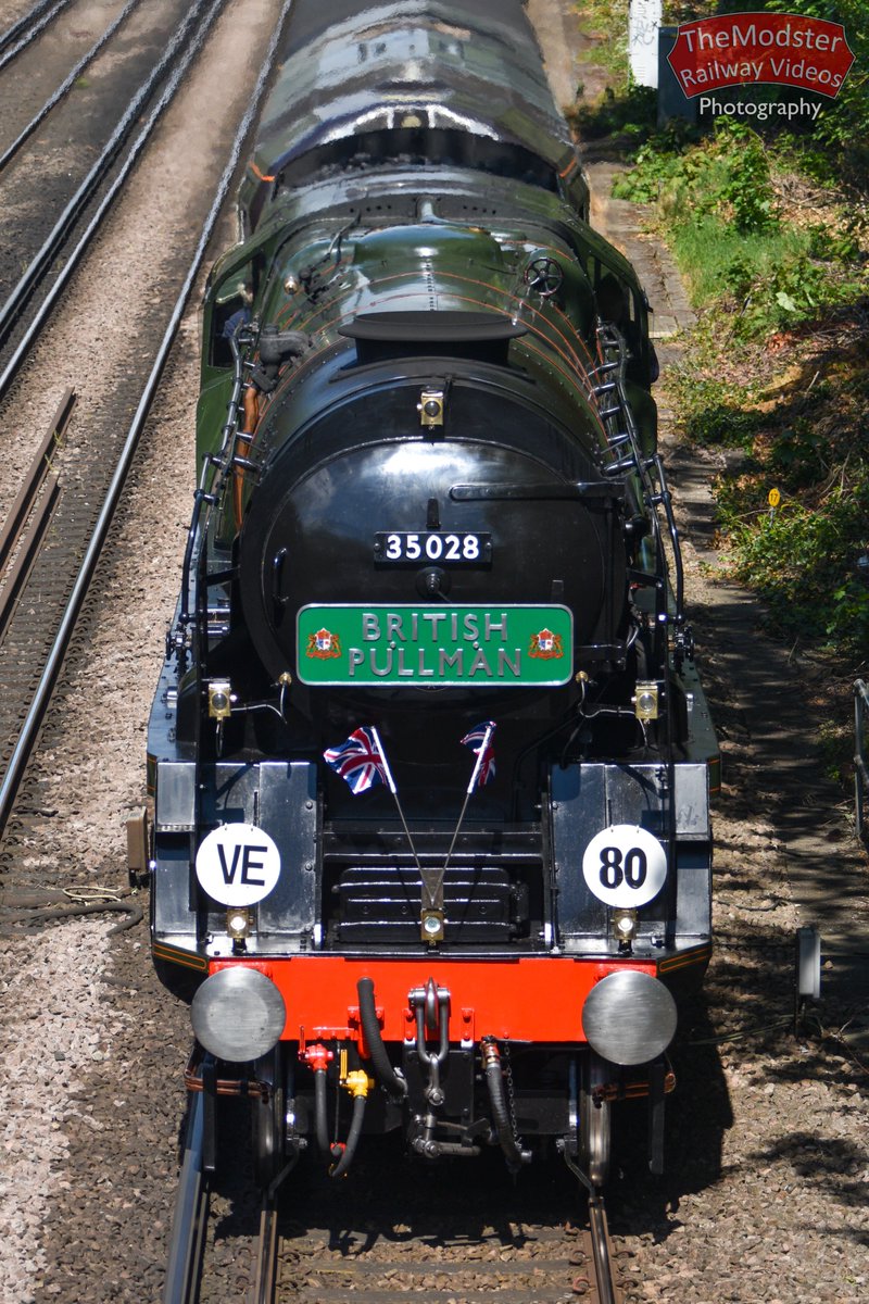 TheModsterX's tweet image. Merchant Navy Class No. 35028 Clan Line heading through Shortlands, wearing discs and flags to commemorate the 80th Anniversary of VE Day.

@ClanLine28
