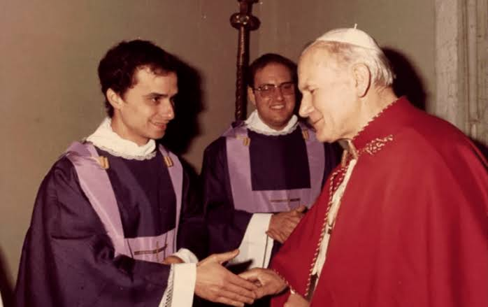 news_vaticano's tweet photo. Antes de convertirse en el Papa León XIV, imágenes del Cardenal Robert Prevost compartiendo momentos con el el Papa San Juan Pablo II, Papa Benedicto XVI y el Papa Francisco.
#PapaLeónXIV #HabemusPapam https://t.co/CLb7IlJACE