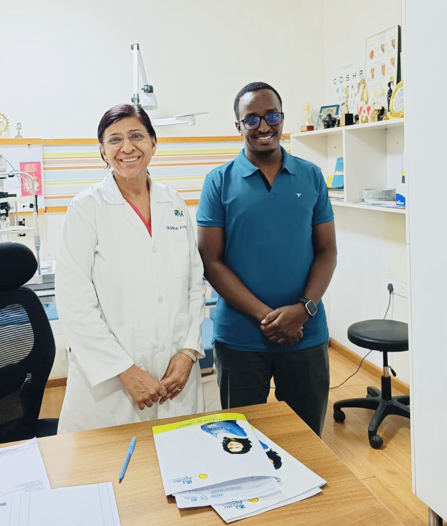 Dr. Shikha Fogla waa dhakhtarkii ugu naxariista iyo xilkasnimada badnaa ee aan abid la kulmay. Waa dhakhtarad ku takhasustay daweynta indhaha oo ka hawlgasha xarun uu magaalada Hyderabad ku leeyahay isbitaalka Apollo oo ugu weyn dalka India.  

Muddo 35 daqiiqo ah ayay si