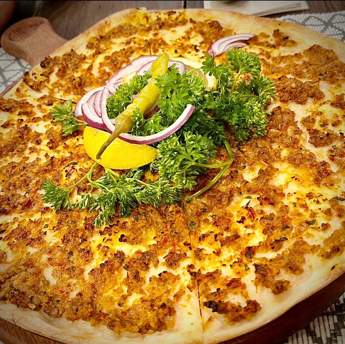 Our weekly #fridaypizzanightwiththegirls got a spicy upgrade at Pizza Pide (949 Gerrard St. E), a low-key gem slinging some of the best Turkish lahmacun in the city. Think ultra-thin crust (almost cracker-like) loaded with a savoury mix of fiiiiiiixins! Not your average slice! 🇹🇷