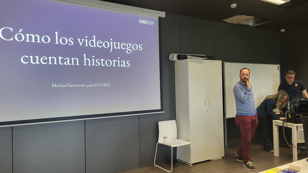 🎮👾Hoy sesión de lujo en el Taller #GamesAcademy con un ponente de primer nivel: <a href="/MichaelSantorum/">Michael</a> . Doctor en Narrativa y veterano de la industria del Videojuego, ha trabajado en estudios nacionales de la talla de MercurySteam, Pyro Studios o Tekila Works.

Bajo el título "Cómo