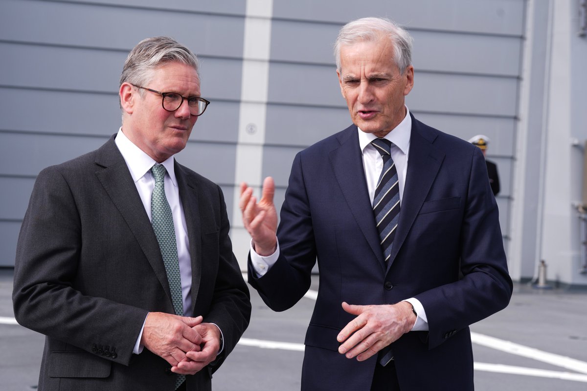 SMK (@statsmin_kontor) on Twitter photo Statsminister <a href="/jonasgahrstore/">Jonas Gahr Støre</a> møtte sin britiske kollega Keir Starmer om bord på kystvaktskipet Jan Mayen i Oslo. De to snakket om sikkerhetssituasjonen i Europa, forsvar, handel og oppfølgingen av det strategiske partnerskapet de to landene imellom. regjeringen.no/id3099764/ Statsminister <a href="/jonasgahrstore/">Jonas Gahr Støre</a> møtte sin britiske kollega Keir Starmer om bord på kystvaktskipet Jan Mayen i Oslo. De to snakket om sikkerhetssituasjonen i Europa, forsvar, handel og oppfølgingen av det strategiske partnerskapet de to landene imellom. regjeringen.no/id3099764/