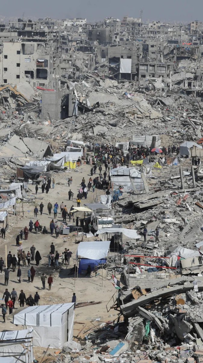 Senza il mondo Gaza muore. Ed è altrettanto vero che senza Gaza siamo noi a morire. Noi, italiani, europei, umani.
Per rompere il silenzio colpevole useremo la rete, che è il solo mezzo attraverso cui possiamo vedere Gaza, ascoltare Gaza, piangere Gaza.
Perché possano partecipare