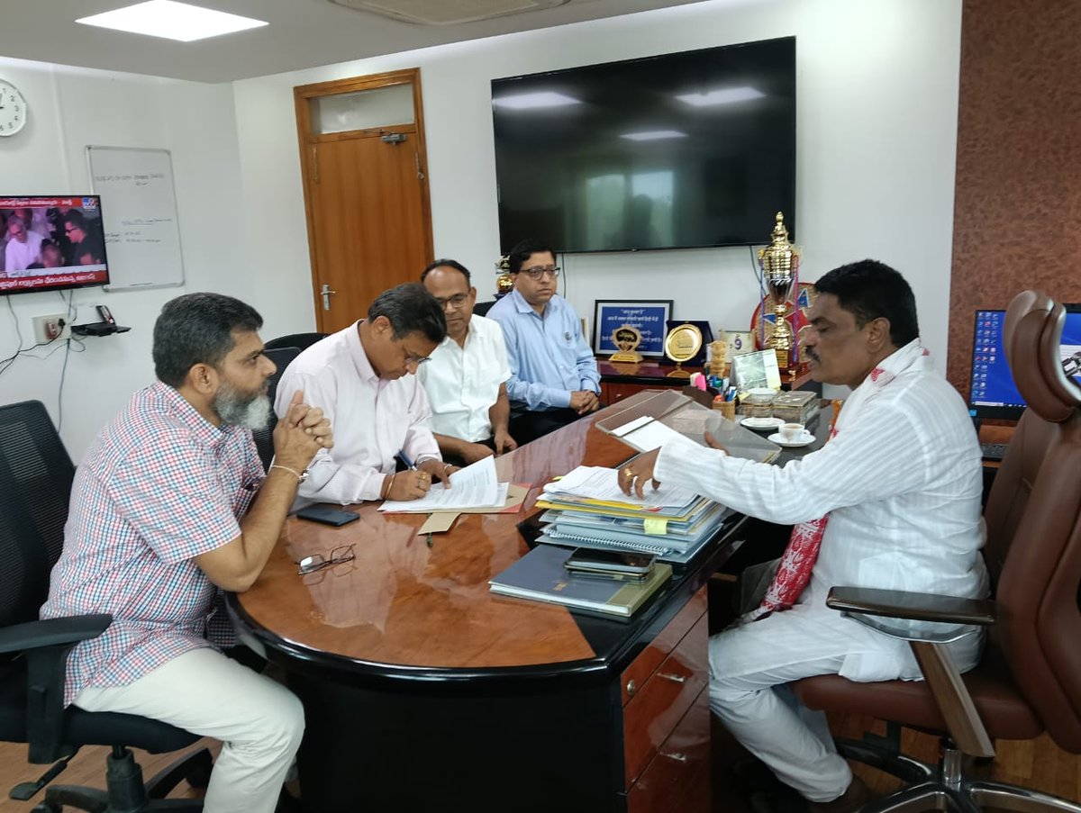 Today,a MoU was signed with #IIM Shillong for consultancy services to conduct a SWOT Analysis for 8 #NER airports — Agartala,Dibrugarh,Dimapur,Hollongi,Imphal,Lilabari,Shillong and Silchar. Costing ₹14 lakh, the consultancy project is to be completed within 7.5 months. <a href="/MoCA_GoI/">MoCA_GoI</a>