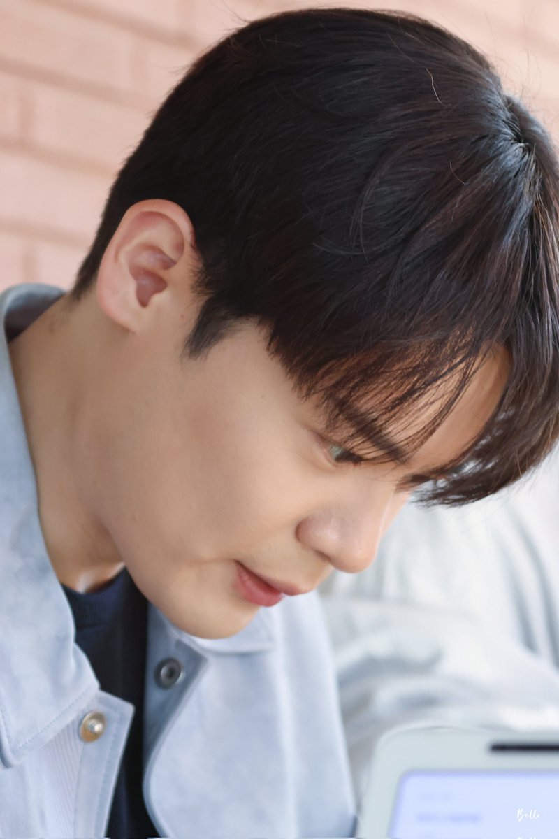 알바구함 녹화 25.4.8
#라포엠 #유채훈 

왜요.. 광각 안돼서 드뎌 실내였는데 이렇게 가까이로 밖에 찍지 못한 사람으로 보여요?🤣
      ㄴ 녜...
근데 채후니가 실제로 이렇게 바로 앞에서 주문을 받았다니깐요🫠