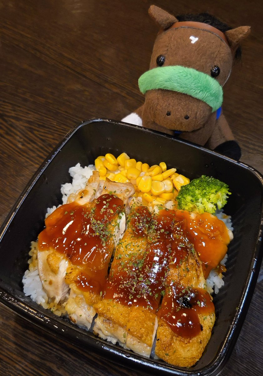 umma66x's tweet image. 東京競馬場限定&新メニュー✨
ペッパーランチさんの『チキンステークス丼』
肉厚でジューシーなチキンに、生姜とガーリックが効いた醤油ベースの甘辛ソース⸝⋆
食べ応え抜群で美味しかったです😋🍗
(メインレース終了後にお弁当が半額になるのですが、こちらも対象でした👏)