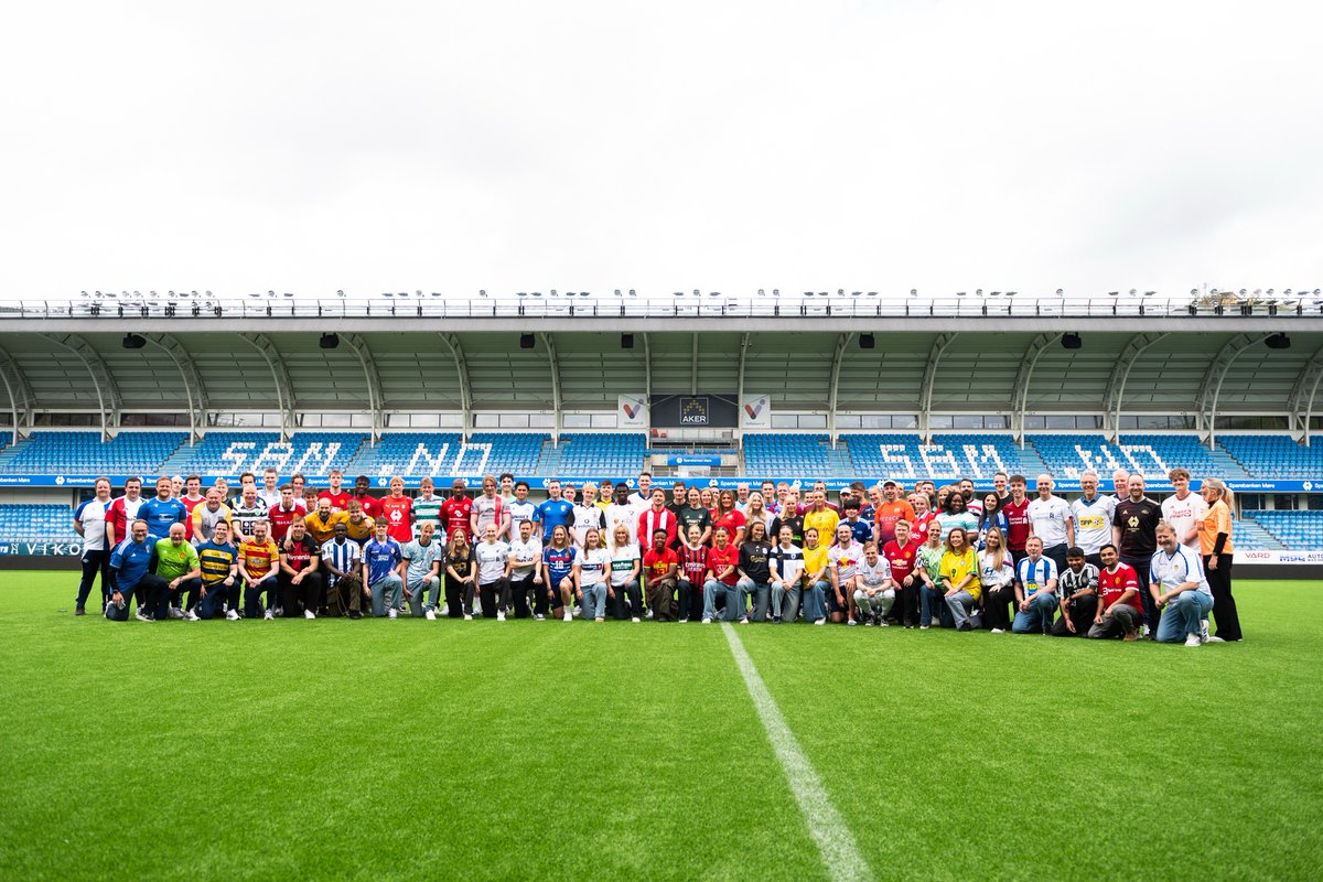 Sammen med Sparebanken Møre og Barnekreftforeningen markerte vi #fotballtrøyefredag på Aker Stadion ⚽️💙

Bli med og vis din støtte ved å vippse et valgfritt beløp til 4422 🫶