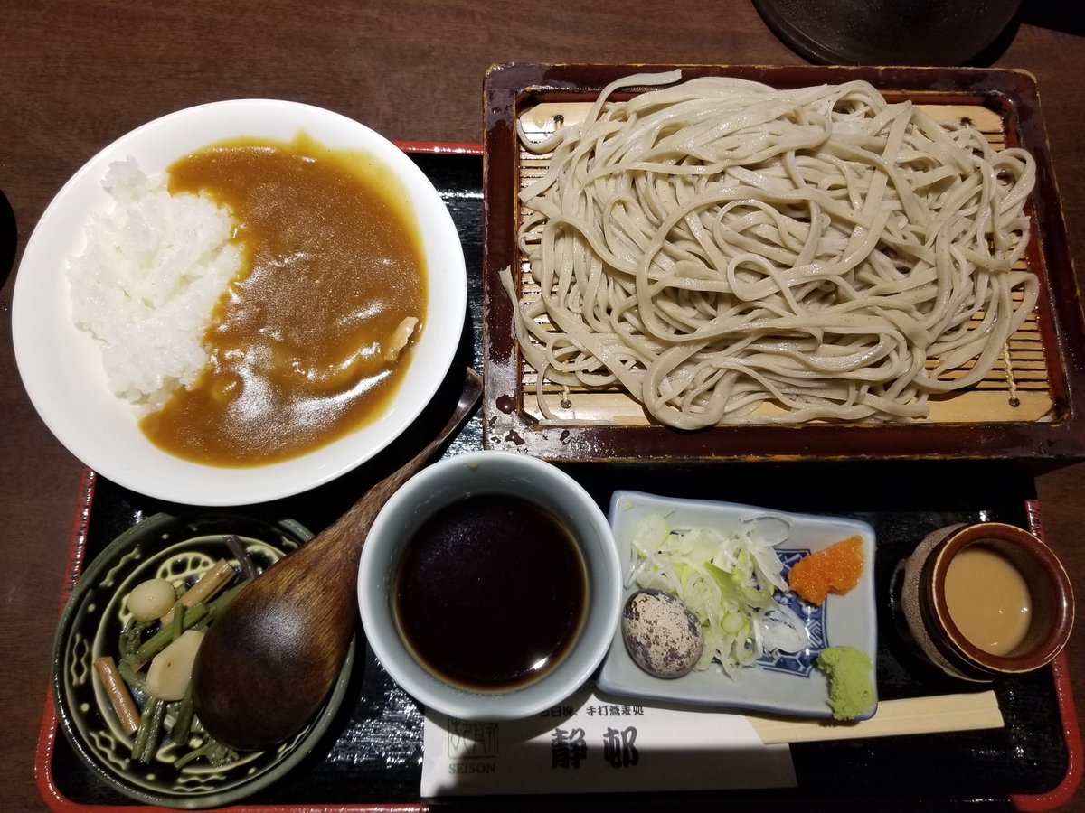 今日のお昼は神保町すずらん通り近くにある｢満留賀 静邨｣へ。

半カレー蕎麦セットにしました。
うずらや山菜もついてきて豪華なうえカレーはお蕎麦のだしでいい香りです。
美味しかったです。