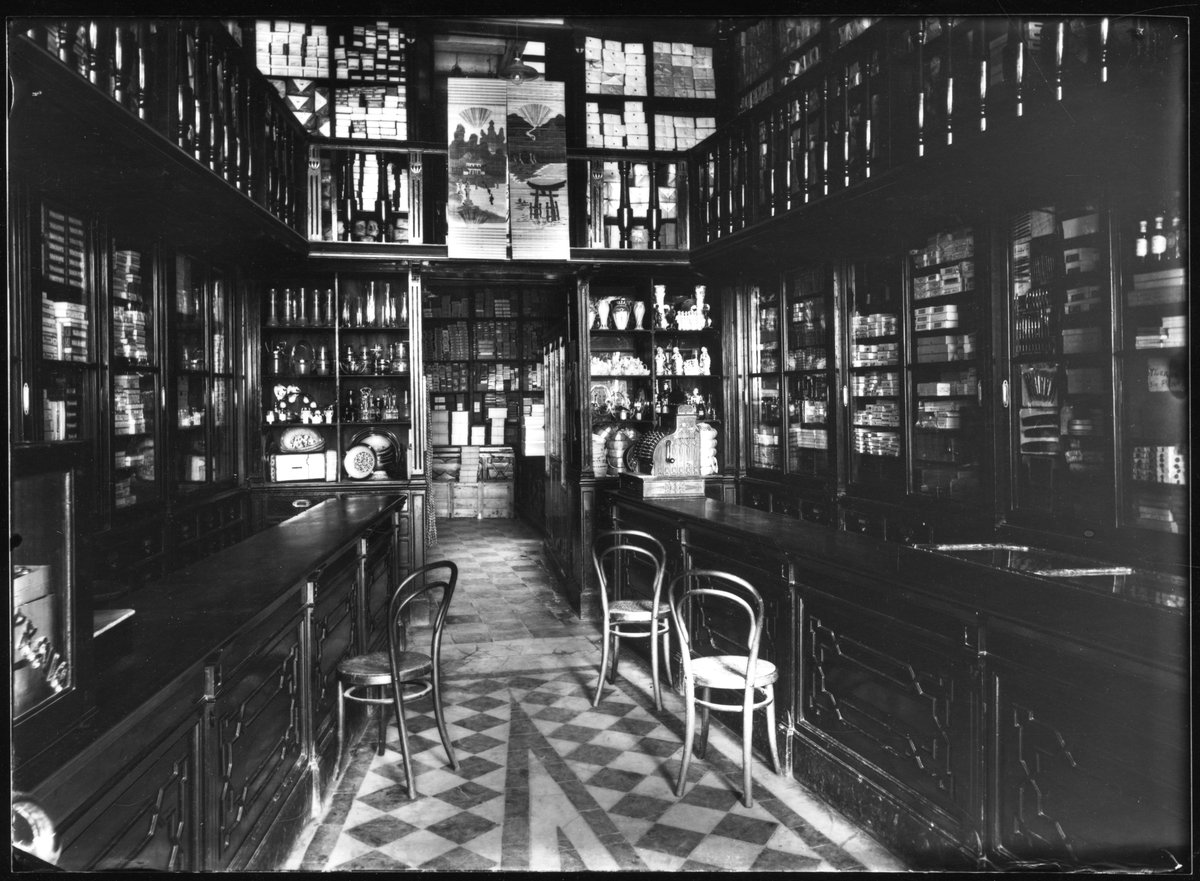acbaixebre's tweet photo. Fa prop de cent anys, segons podem veure per la imatge de Ramon Borrell, moltes botigues (en aquest cas una merceria, la merceria Tudó de Tortosa) disposaven de cadires per als clients. Un indicador del canvi de mesura del temps. #Xac #patrimonidocumental https://t.co/sZwuyDRlHp