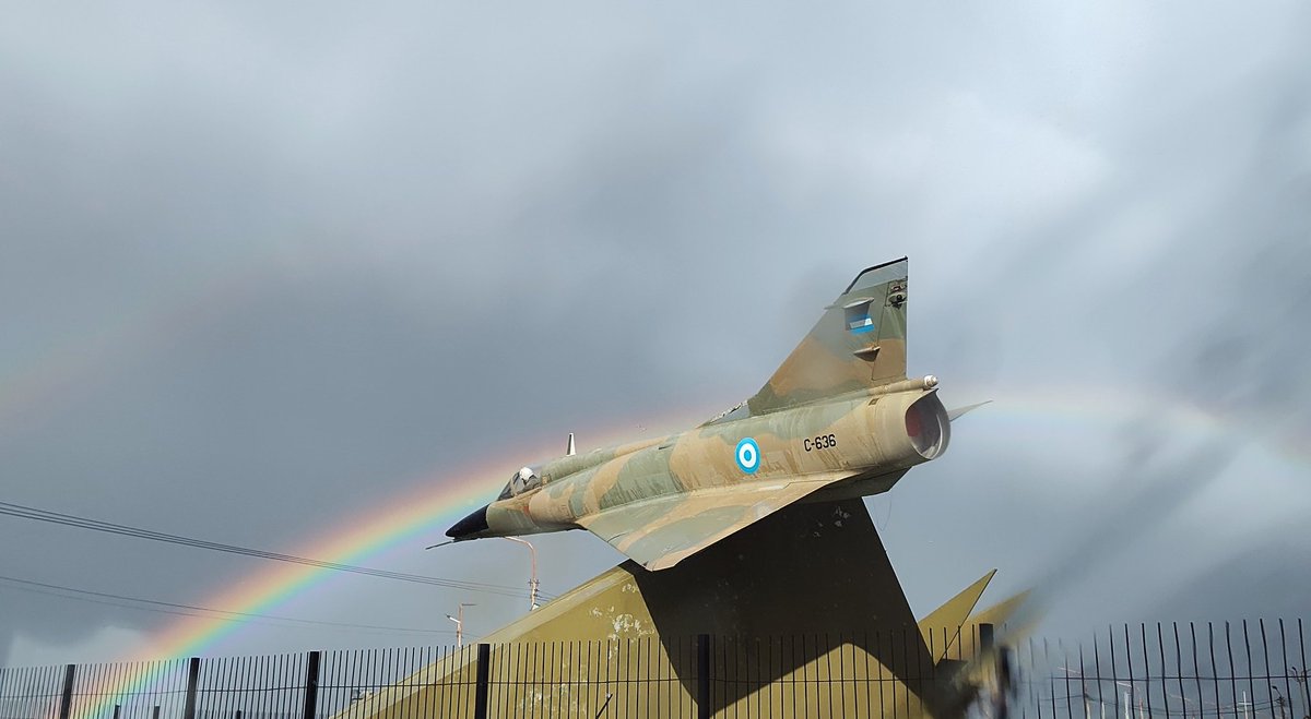 📷 #FotoConHistoria 📚
Cuando arribaron los cazabombarderos Mirage 5P de la FAP 🇵🇪 a Tandil en junio de 1982 uno de ellos fue matriculado como C-436 en la FAA 🇦🇷 y en 1987 rematriculado como C-636. 
En 2013 se lo desprogramó y más adelante se transformaría en el monumento que se