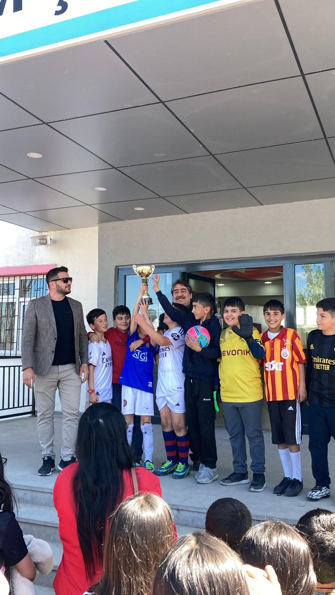 agriibrahimcec1's tweet photo. Okulumuz futbol turnuvasında 1.olan 4C sınıfını tebrik ederiz. @demirmehmet73 @hasan_kokrek @ishak_hasanoglu @AgriValilik @SelahattnBilgic @agrimem @ErSinPoLaT_ @agri_mem_arge @trthaber https://t.co/nzQsBW1ZN1