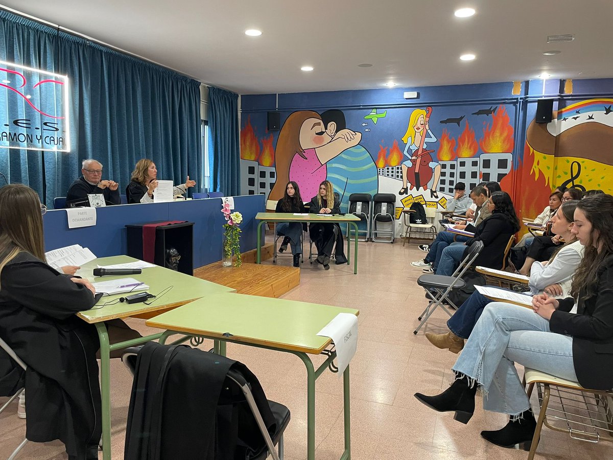 IES Ramón y Cajal VA (@iesramonycajalv) on Twitter photo Poder Judicia&Empresa <a href="/IESRamonyCajalV/">IES Ramón y Cajal VA</a> Alumnos #FP realizan 4 Rol Play convirtiendo el salón de actos en una sala de justicia D°Eva Lumbreras Magistrada Juez de la sala 2 de lo social Valladolid presidió explicando cada uno de los casos AE-PUB-2024-004 #AulaEmpresaCyL Poder Judicia&Empresa <a href="/IESRamonyCajalV/">IES Ramón y Cajal VA</a> Alumnos #FP realizan 4 Rol Play convirtiendo el salón de actos en una sala de justicia D°Eva Lumbreras Magistrada Juez de la sala 2 de lo social Valladolid presidió explicando cada uno de los casos AE-PUB-2024-004 #AulaEmpresaCyL