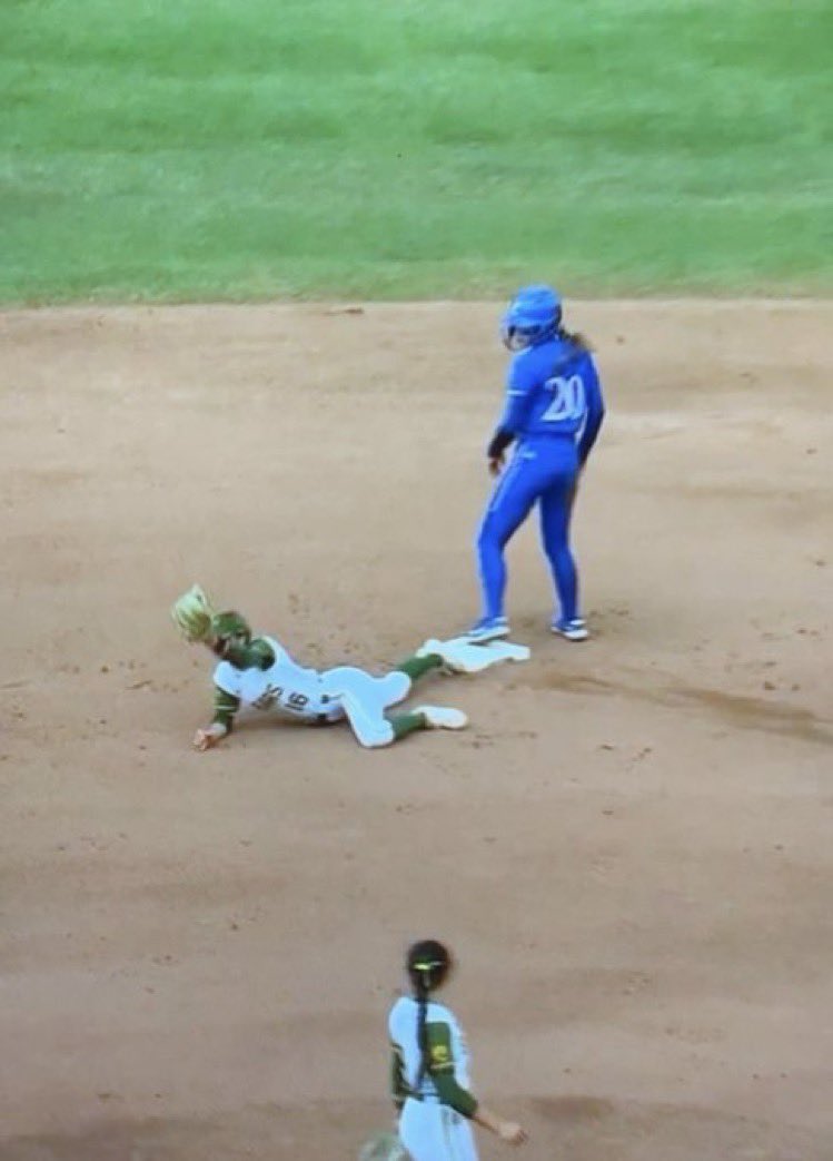 no context college softball (@contextsoftball) on Twitter photo 