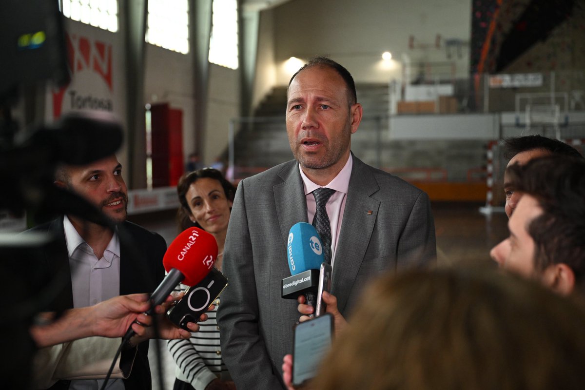 berni alvarez (@b5alvarez) on Twitter photo A <a href="/Tortosa/">Ajuntament de Tortosa</a> he pogut saludar l'alcalde <a href="/JordiJordanEbre/">Jordi Jordan</a> i als membres del consistori
Amb tots ells i elles hem parlat de les necessitats esportives del municipi mentre visitàvem diverses instal·lacions
💪Estem compromesos amb el futur esportiu de les Terres de l’Ebre
#esportcat A <a href="/Tortosa/">Ajuntament de Tortosa</a> he pogut saludar l'alcalde <a href="/JordiJordanEbre/">Jordi Jordan</a> i als membres del consistori
Amb tots ells i elles hem parlat de les necessitats esportives del municipi mentre visitàvem diverses instal·lacions
💪Estem compromesos amb el futur esportiu de les Terres de l’Ebre
#esportcat