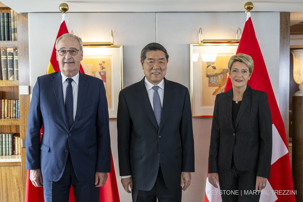 Karin Keller-Sutter (@keller_sutter) on Twitter photo Zusammen mit <a href="/ParmelinG/">Guy Parmelin</a> habe ich den chinesischen Vizepremier He Lifeng in Genf willkommen geheissen. Gute Handelsbeziehungen sind wichtig. Zusammen mit <a href="/ParmelinG/">Guy Parmelin</a> habe ich den chinesischen Vizepremier He Lifeng in Genf willkommen geheissen. Gute Handelsbeziehungen sind wichtig.
