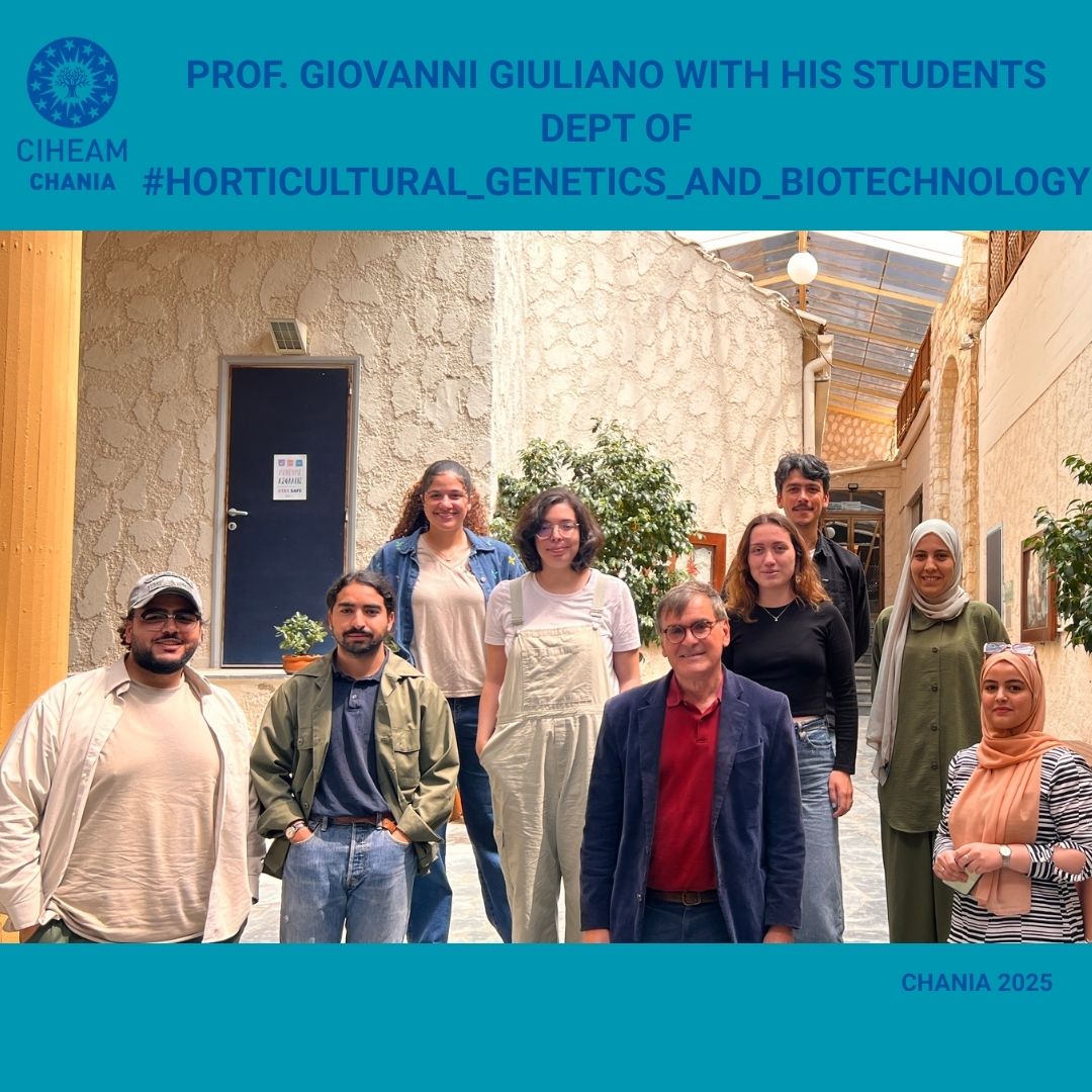 Prof. Giovanni Giuliano teaches the course of "Phytonutrients : Production / regulation and human health" at CIHEAM /MAICh💼

📸Photo : Prof. Giovanni Giuliano with the students of the dept. of #HorticulturalGeneticsandBiotechnology