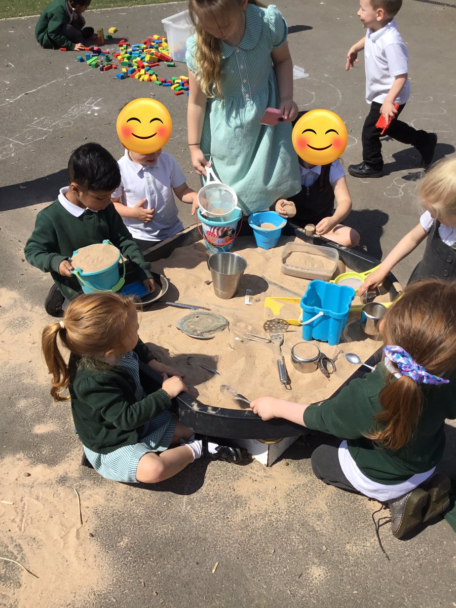 BentleyWestWS2's tweet image. Nursery and Reception have had a lovely afternoon playing outside together! #BWNursery #BWReception #learningtogether #handsonlearning