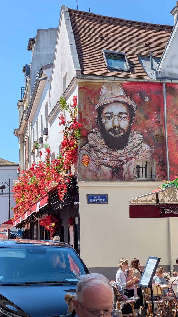 Moments in #Montmartre.
#Paris is lovely in springtime.