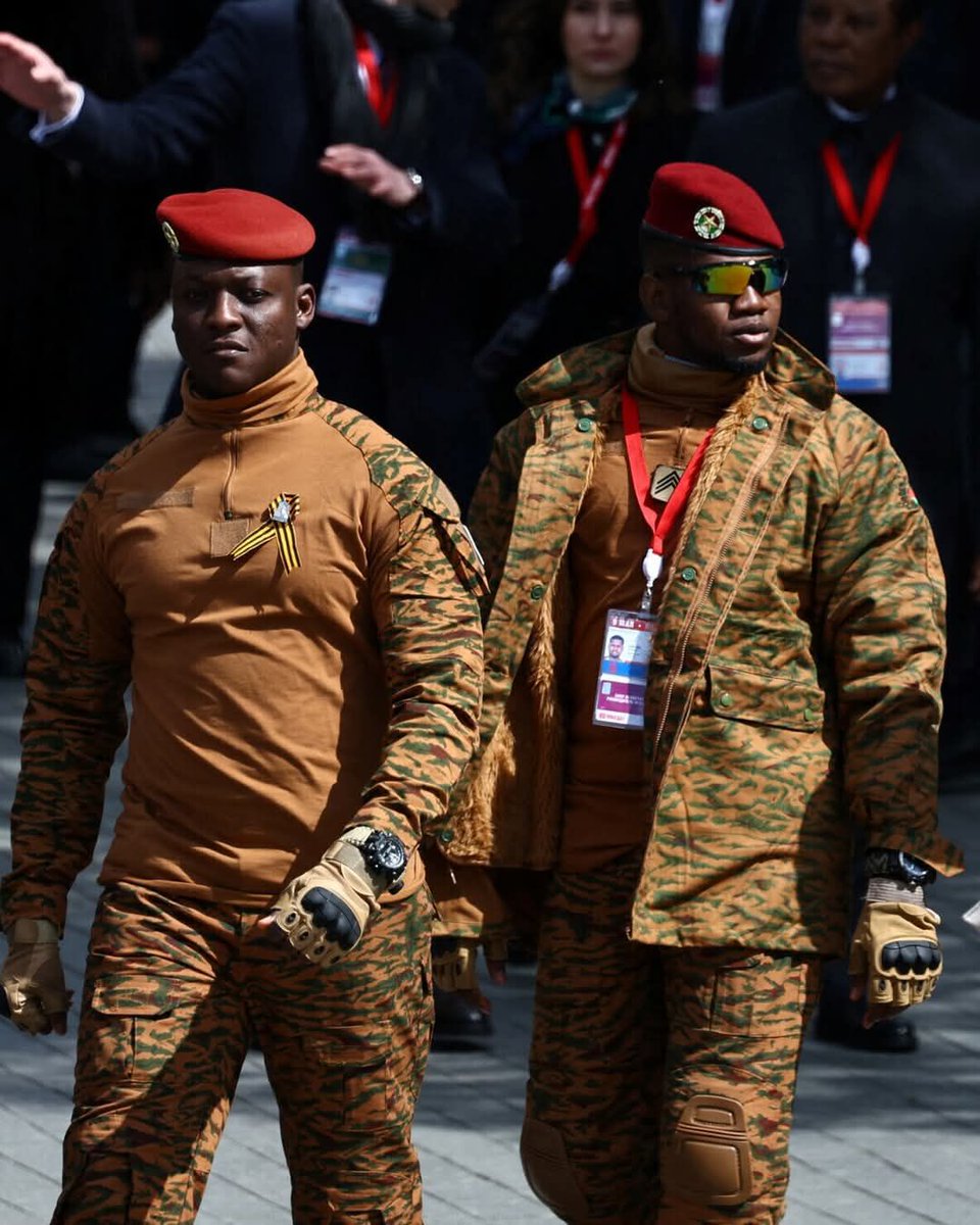 Ibrahim Traore, President of Burkina Faso 🇧🇫 in Russia 🇷🇺

Behind him his loyal bodyguard who rejected money to assassinate Traore